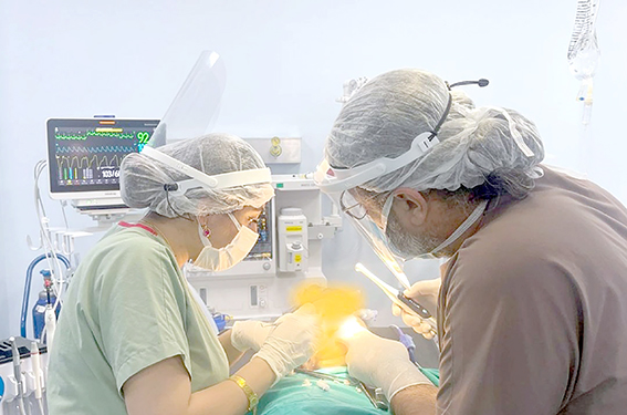 DİŞ TEDAVİSİ HIZ KESMEDEN DEVAM EDİYOR