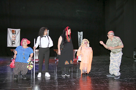 ENGELLİLERDEN ANLAMLI TİYATRO GÖSTERİSİ