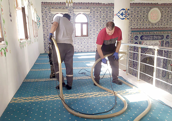 240 CAMİ GÜL SUYU İLE YIKANDI