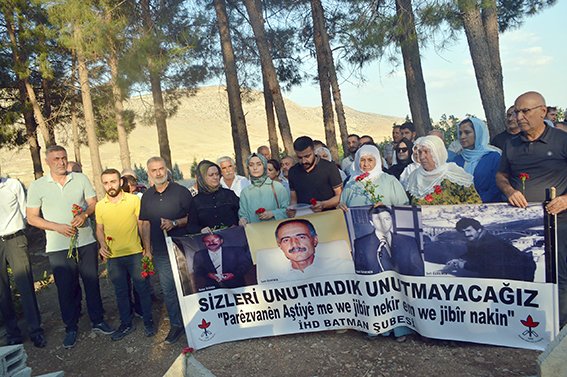 MAYIN KURBANLARI MEZARLARI BAŞINDA ANILDI