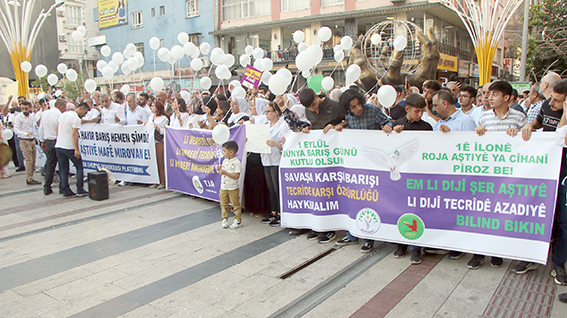 DÜNYA BARIŞ GÜNÜNDE YÜRÜYÜŞ DÜZENLEDİ