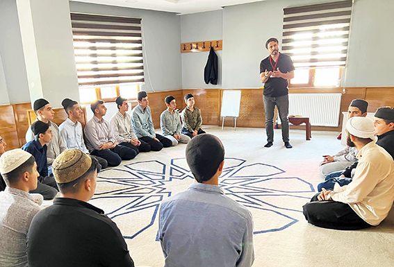 KURSİYERE EĞİTİMLER VERİLDİ