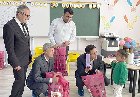 ÖĞRENCİLERE KIRTASİYE MALZEMESİ YARDIMI