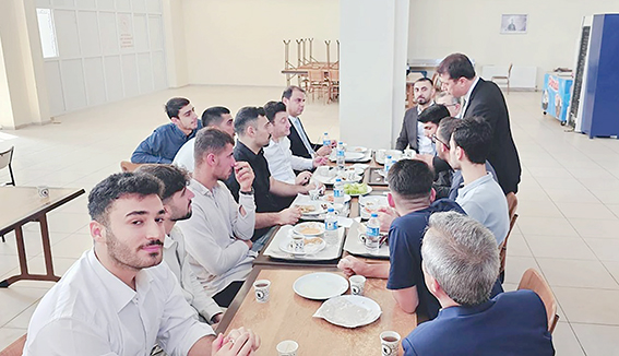 ÖZDEMİR, YURTLARDA ÖĞRENCİLERİ DİNLEDİ