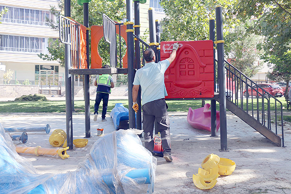 PARKLARDAKİ ÇOCUK OYUN GRUPLARI YENİLENİYOR