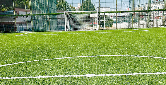 ÜNİVERSİTE HALI SAHASI YENİLENDİ