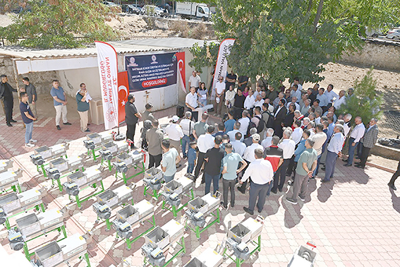 ÜRETİCİLERE ÜZÜM SIKMA MAKİNASI DAĞITILDI
