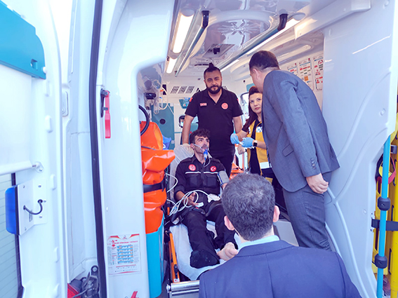 YARALI VATANDAŞLARA MÜDÜR YARDIM ETTİ