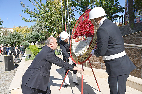 ÇELENK SUNMA TÖRENİ GERÇEKLEŞTİRİLDİ