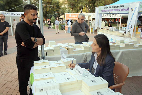 EŞ BAŞKAN SÖNÜK, YAZARLARIN KİTAPLARINI İMZALADI