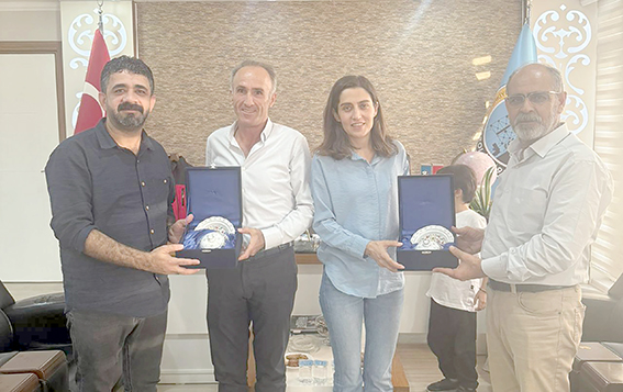 EŞ BAŞKANLARA PETROL İŞ SENDİKASI’NDAN PLAKET