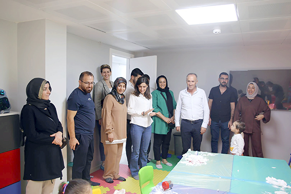 EŞ BAŞKANLARDAN ÇOK DİLLİ KREŞ’E ZİYARET