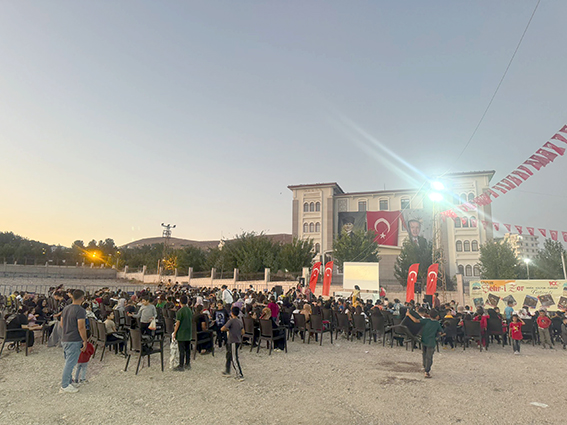 FESTİVALDE AÇIK HAVADA SİNEMA KEYFİ YAŞANDI