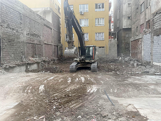 GÜLİSTAN’DA RİSKLİ YAPININ YIKIMI TAMAMLANDI