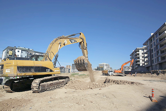 İKİ BÖLGEDE YOL AÇMA VE GENİŞLETME ÇALIŞMALARI SÜRÜYOR