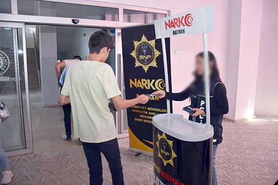 NARKOTİK EKİPLER, OKULLARDA SUNUM YAPTI