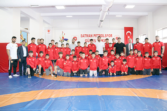 OLİMPİYAT ŞAMPİYONLARI PETROLSPOR’U ZİYARET ETTİ