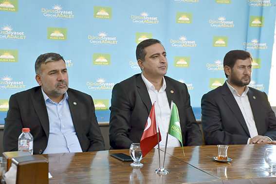 RAMANLI “ZENGİNİN CEBİNE DOKUNMAYANLAR, ELİNİ YOKSULUN YAKASINDAN ÇEKMİYOR”