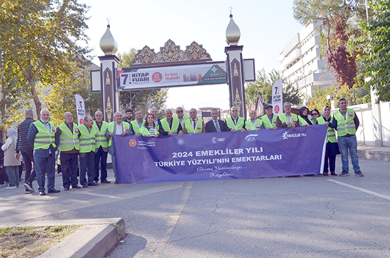 EMEKLİLER, BATMAN KİTAP FUARINI GEZDİ