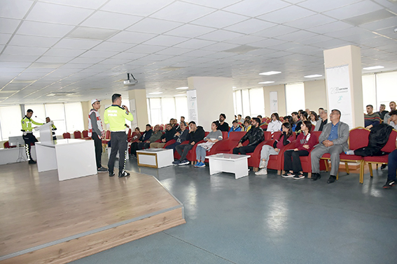 GÖNÜLLÜ ÖĞRENCİLERE OKUL GEÇİDİ GÖREVLİSİ EĞİTİMİ