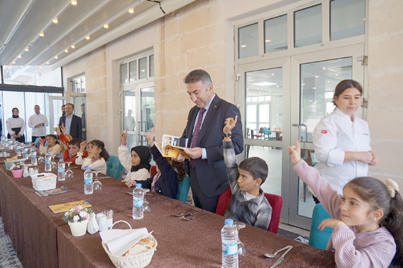 İLKOKUL ÖĞRENCİLERİNE AŞÇILIK DENEYİMİ