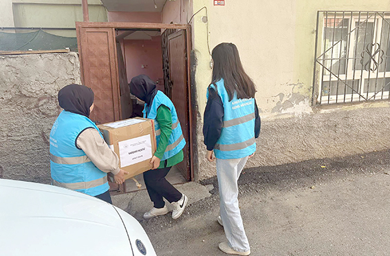 ÖĞRENCİLER YARDIM KOLİLERİNİ İHTİYAÇ SAHİPLERİNE ULAŞTIRIYOR