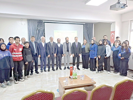 OKULLARA 100 ADET ECZA DOLABI DAĞITILDI