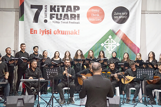 ÜNİVERSİTE KOROSUNDAN ‘DİLDEN DİLE GÖNÜLDEN GÖNÜLE’ KONSERİ