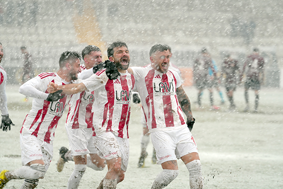 KÖTÜ ZEMİNE RAĞMEN; 1-2