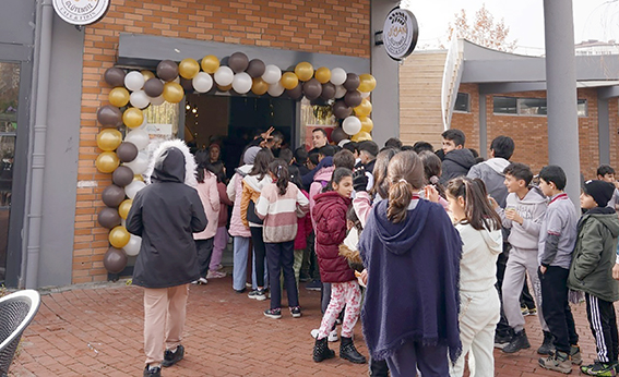 2 BİN ÇOCUĞA GLÜTENSİZ GOFRET VE LİMONATA