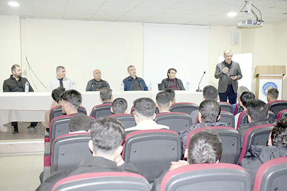 5 AKADEMİSYEN, ÖĞRENCİLERLE BULUŞTU