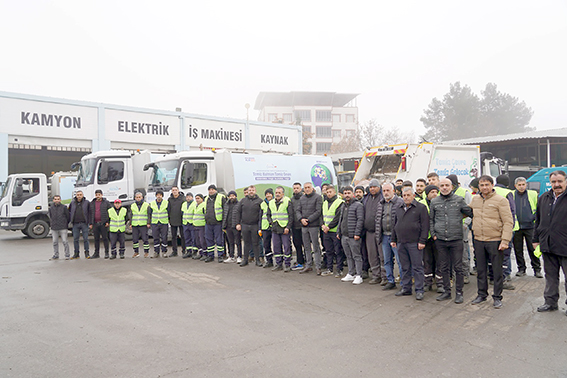 ÇEVRE YOLU TEMİZLİĞİNDE 4 KAMYON ÇÖP TOPLANDI