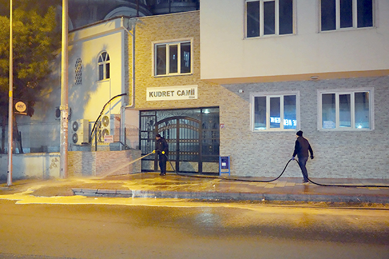 BELEDİYE, TAZİYE EVLERİ ÇEVRESİNİ TEMİZLEDİ