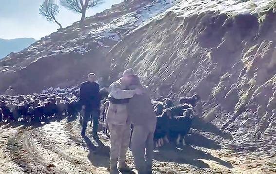 KEÇİLERİ BULUNDU, JANDARMAYA SARILDI!
