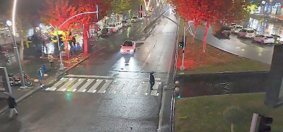 LEDLİ YAYA GEÇİTLERİ İLE TRAFİK GÜVENLİĞİ SAĞLANIYOR