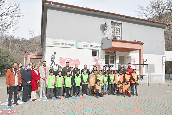AKADEMİSYENLER KÖY OKULUNDAKİ ÖĞRENCİLERİ SPORLA BULUŞTURDU