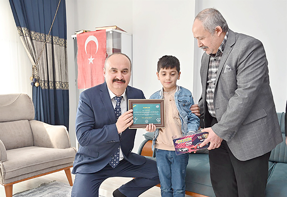 BAKAN’DAN ŞEHİT ÇOCUĞUNA KARNE TEBRİK KARTI