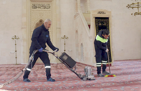 CAMİLER GÜL SUYU KOKULU DEZENFEKTAN İLE TEMİZLENDİ