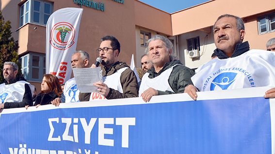 “SAĞLIK EMEKÇİLERİ MEYDANA İNDİ”