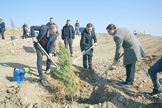 ENGELSİZ BİREYLER FİDANLARI TOPRAKLA BULUŞTURDU