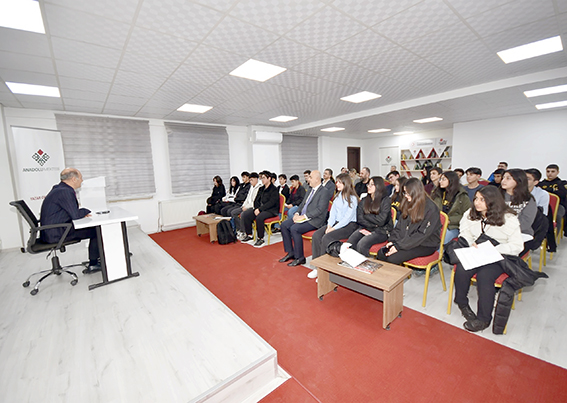 GÖREVLİ ÖĞRENCİLERLE BİR ARAYA GELDİ