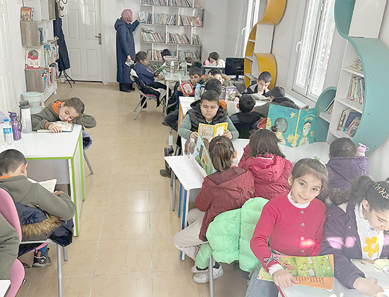 İLKOKUL ÖĞRENCİLERİ KÜTÜPHANEYİ GEZDİ
