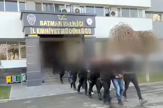KAÇAN ARAÇTAN UYUŞTURUCU ÇIKTI: 6 ŞÜPHELİ TUTUKLANDI
