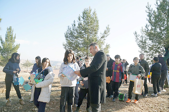 ORTAOKUL ÖĞRENCİLERİNDEN EL EMEĞİ GÖZ NURU KUŞ YUVALARI