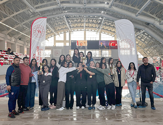 SU PERİLERİ ŞAMPİYONLUK İÇİN YARIŞTI