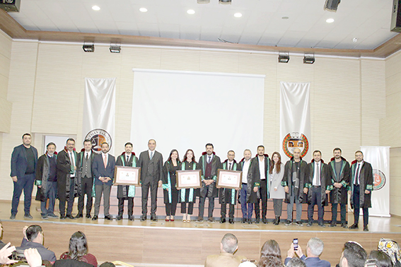 YENİ AVUKATLAR YEMİN EDEREK GÖREVE BAŞLADI