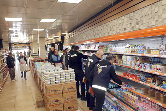 28 PERSONEL GIDA DENETİMİNE ÇIKTI