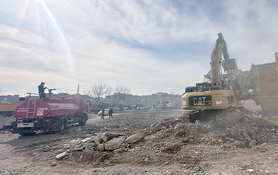 İLUH’TA YIKIM ÇALIŞMALARI DEVAM EDİYOR