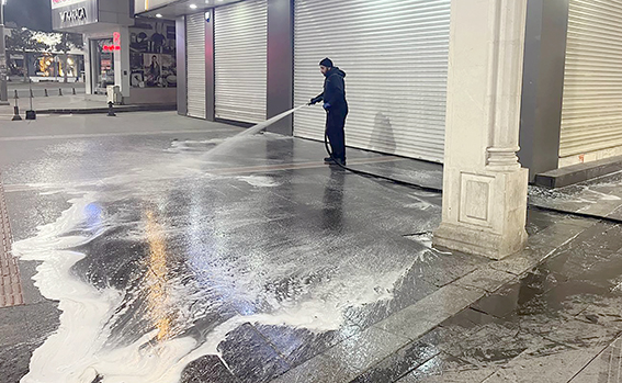 KALDIRIMLARA KÖPÜKLÜ SU