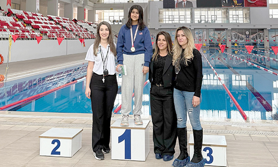 MİNİK KARDEŞLER YÜZMEDE BÖLGE ŞAMPİYONU OLDU